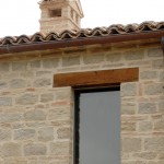 finestra architrave in legno